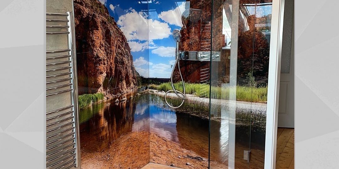 Duschkabine mit Glaswandbekleidung Duschkabine mit Glaswandbekleidung