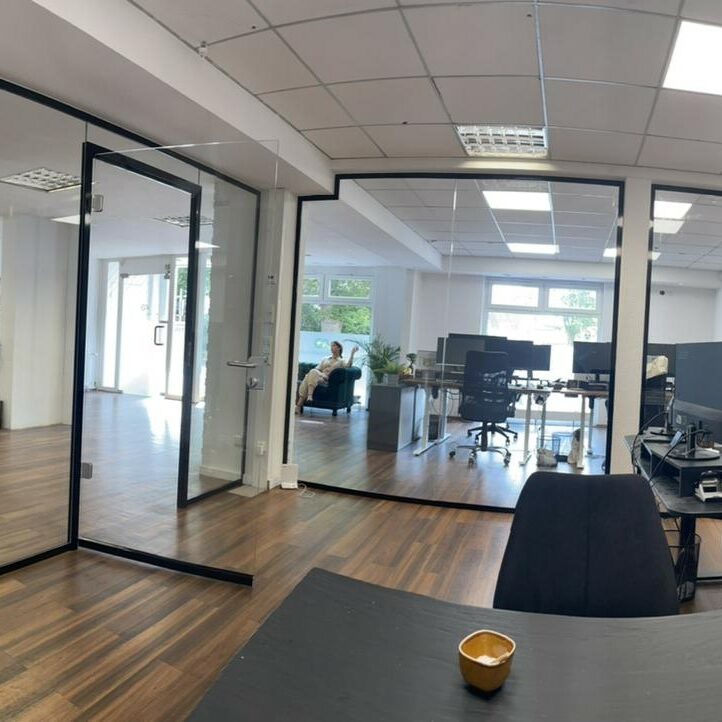 Glastrennwand im Neubau